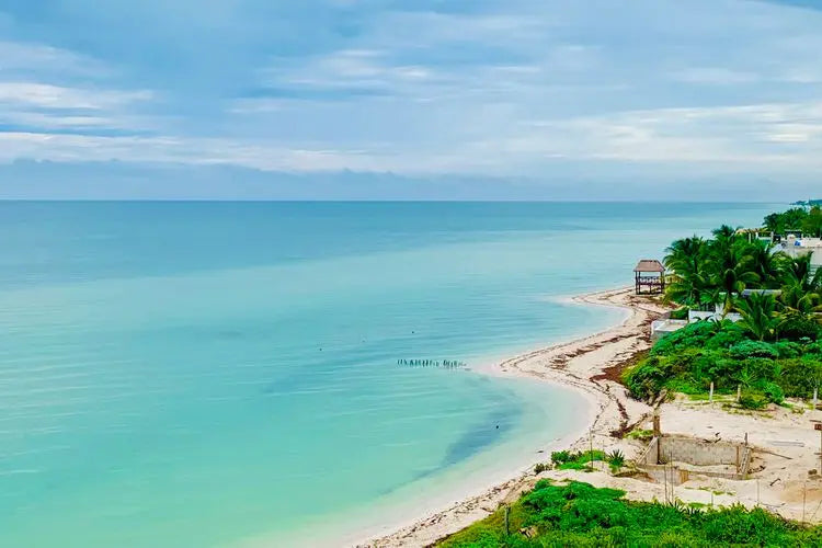 Blue-green Gulf shoreline at Chicxulub Puerto near Mérida